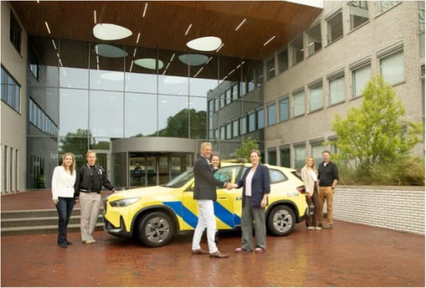 Marcel van Pijkeren (Witte Kruis) en Joyce de Vries (SEMD) bezegelen de samenwerking met een handdruk.
